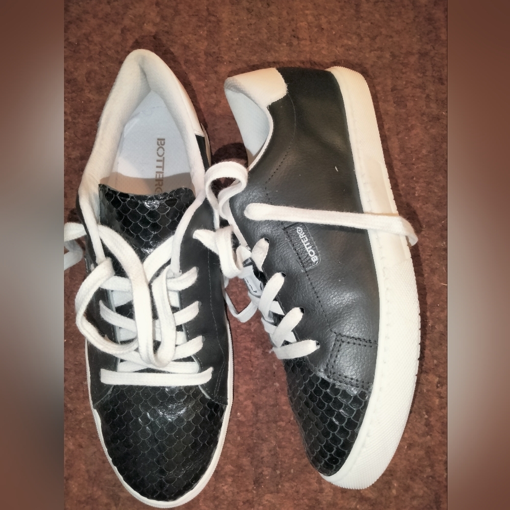 Bottero (Size 8) Black Leather Upper Animal Textured Stylish Casual Sneakers